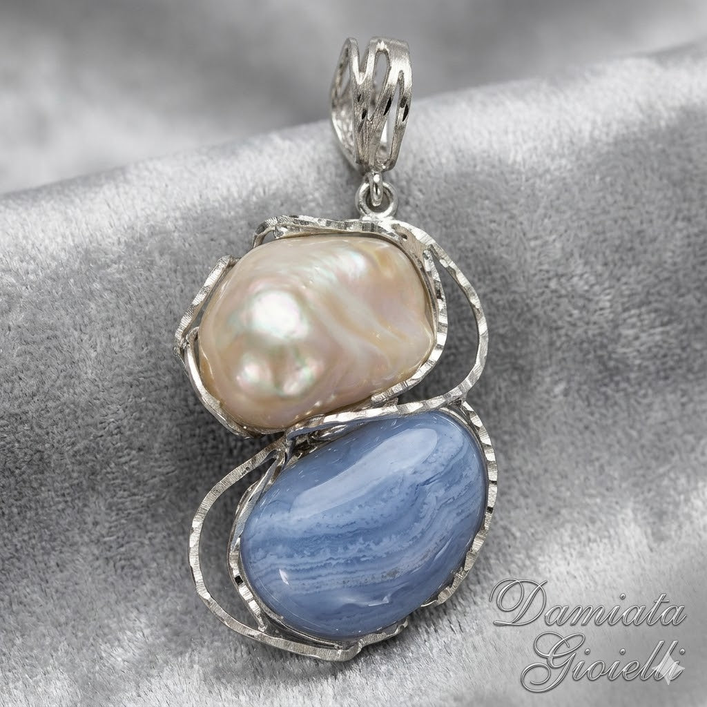 Charm donna Orelù in argento con perla barocca e calcedonio 432