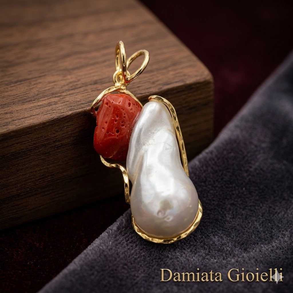 Charm donna in argento dorato, perla barocca e corallo rosso 000441
