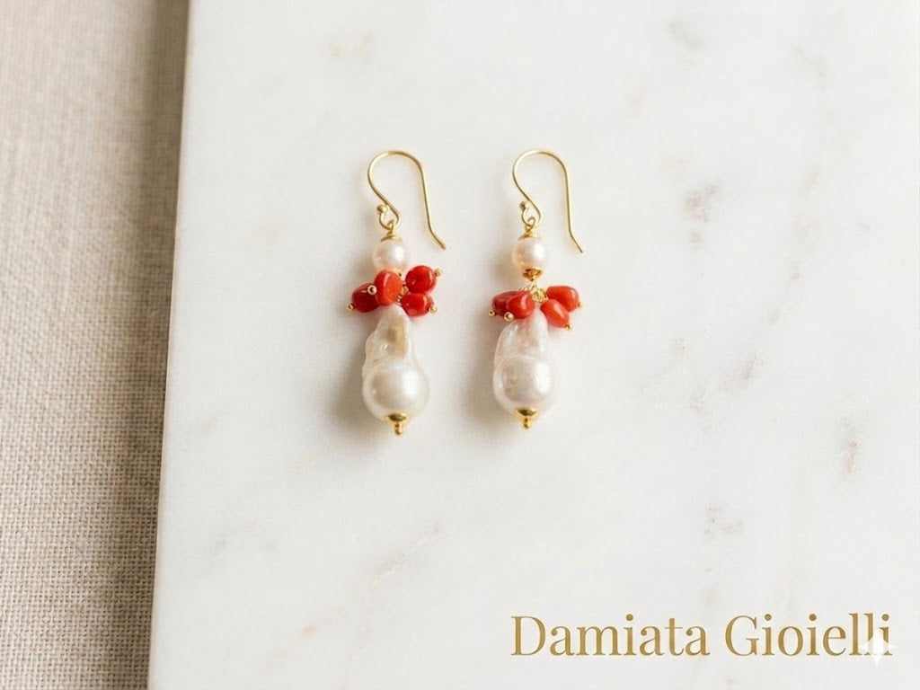 Orecchini pendenti donna Morfea in ottone con perle barocche e corallo ref. 00256155