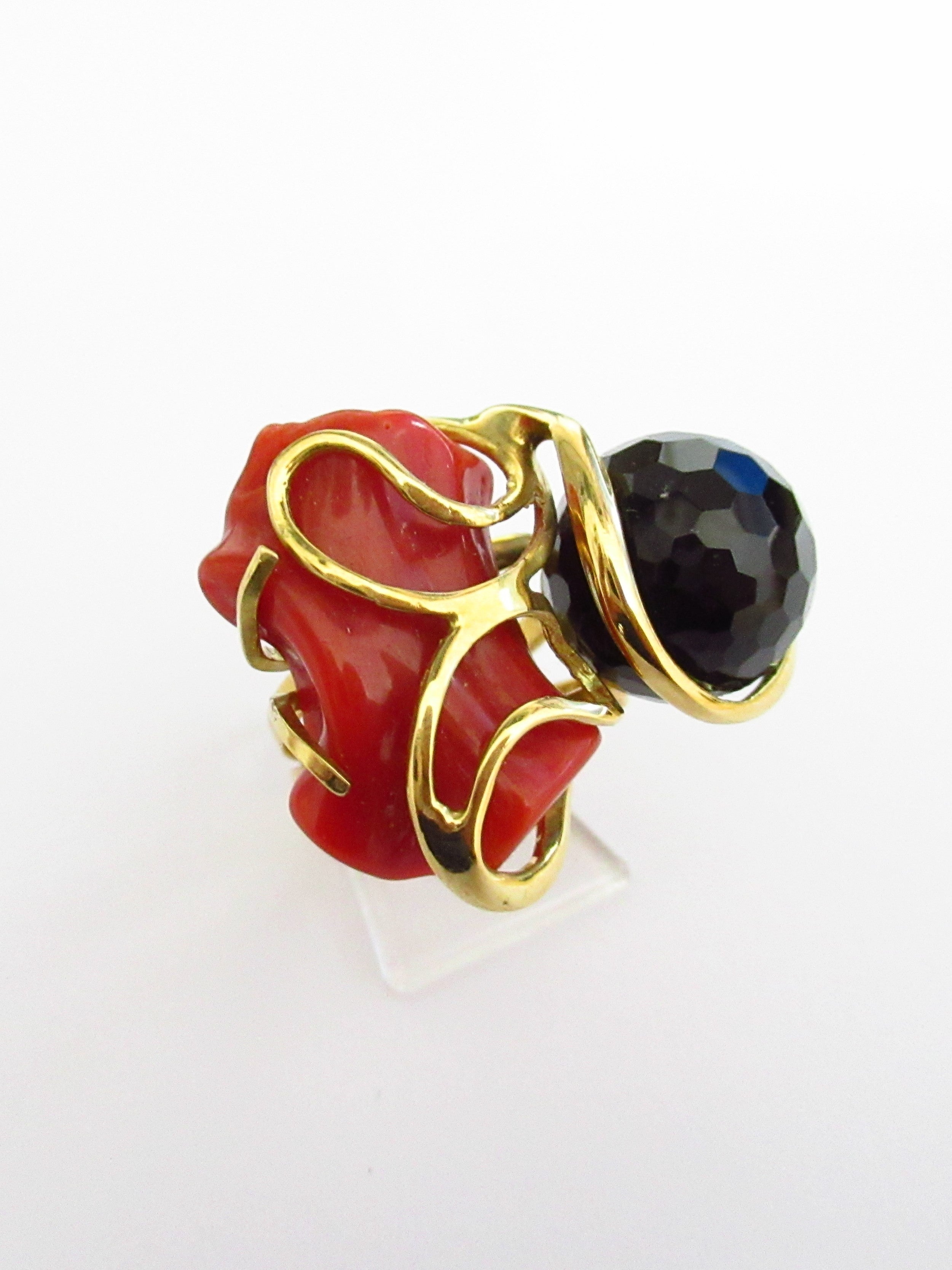 Anello fantasia donna Damiata Gioielli in oro giallo con corallo rosso e onice 3256/102