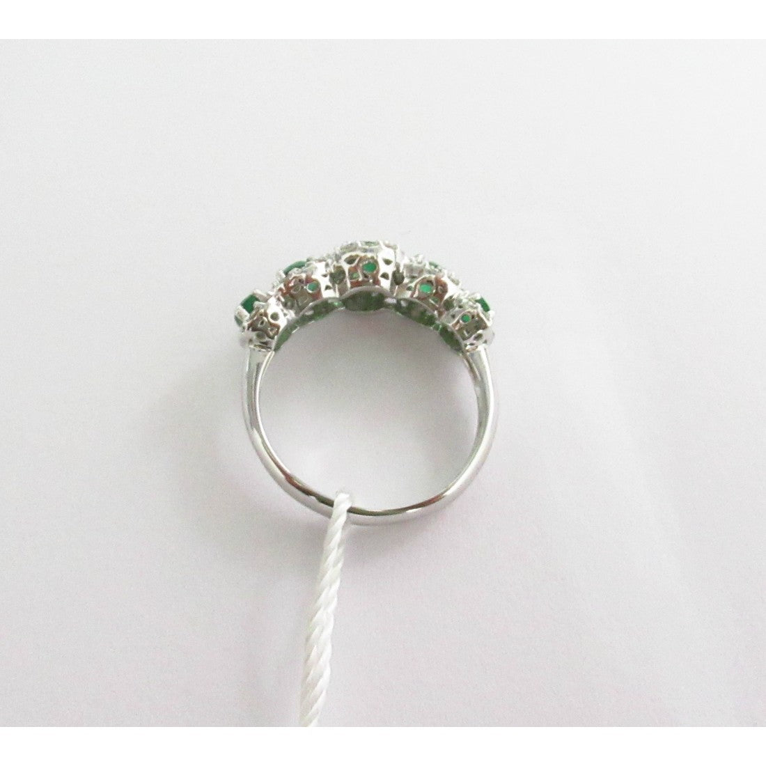 Anello veretta donna Lucciole Gioielli in oro bianco, diamanti e smeraldi ANVSCROYALS