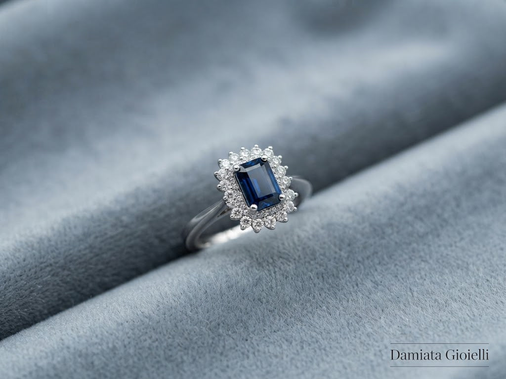 Anello donna Orelù in oro bianco con zaffiro e diamanti di 0,48 carati ref. TRARTX