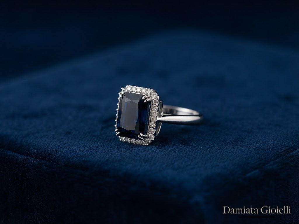 Anello donna Orelù in oro bianco con zaffiro e diamanti di 0,25 carati ref. TRCNX